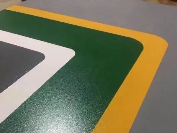 地下停車場無振動防滑坡道施工流程分享，地下車庫水性防滑坡道